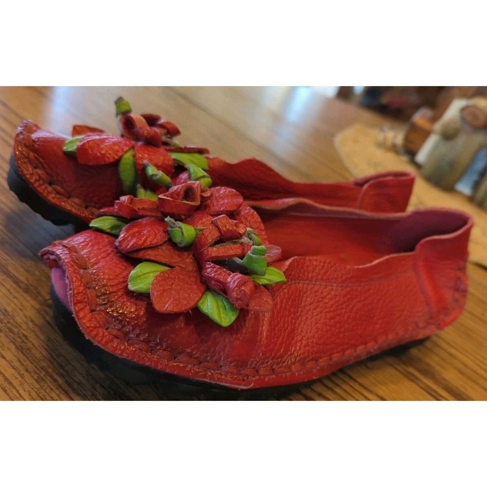Tin Rui Shoes Womens 9 (260) Slip On Loafers Red & Green Flowers Leather Shoes - Picture 3 of 9